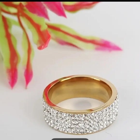 Dazzling Gold plated stainless steel Women's Ring size 7 - Picture 2 of 7
